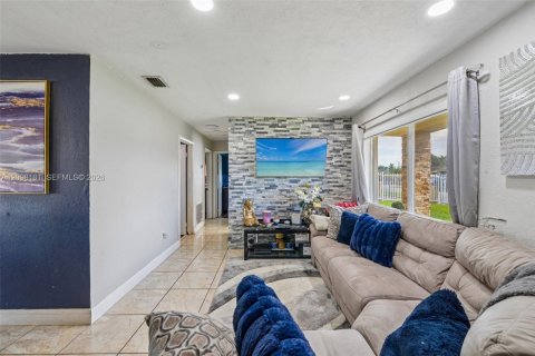 Casa en venta en Miami Gardens, Florida, 3 dormitorios, 159.61 m2 № 2394969 - foto 5