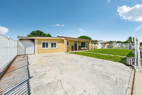 Casa en venta en Miami Gardens, Florida, 3 dormitorios, 159.61 m2 № 2394969 - foto 3