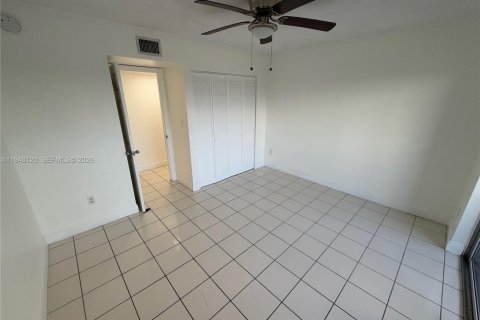 Condo in Hialeah, Florida, 2 bedrooms  № 2080178 - photo 15