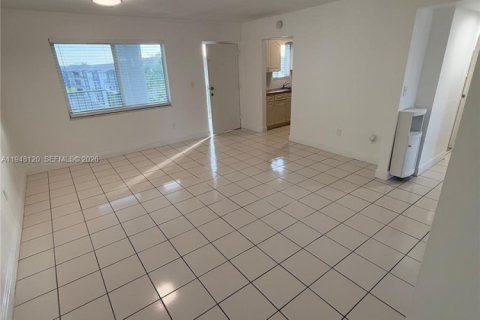 Condo in Hialeah, Florida, 2 bedrooms  № 2080178 - photo 13