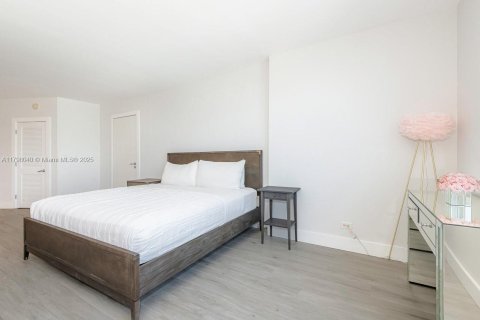 Condo in Miami Beach, Florida  № 2169360 - photo 11
