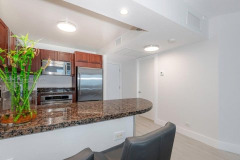 Condo in Miami Beach, Florida  № 2169360 - photo 16