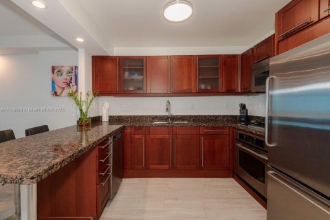 Condo in Miami Beach, Florida  № 2169360 - photo 19