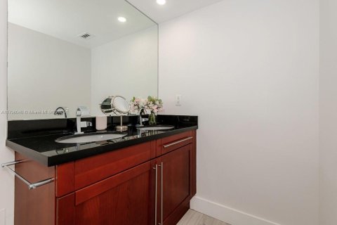 Condo in Miami Beach, Florida  № 2169360 - photo 22