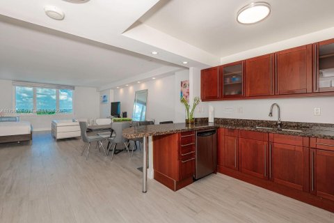 Condo in Miami Beach, Florida  № 2169360 - photo 20