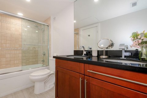 Condo in Miami Beach, Florida  № 2169360 - photo 23