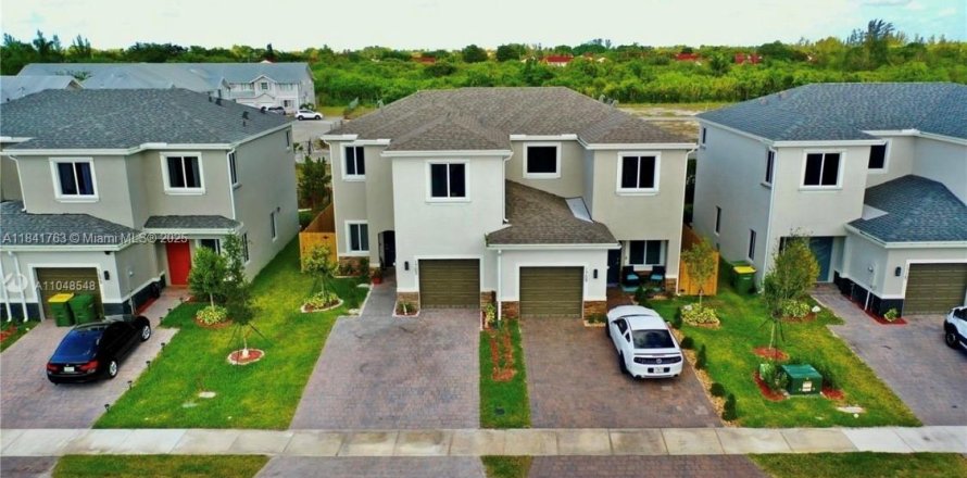 House in Homestead, Florida 3 bedrooms, 132.66 sq.m. № 1834458