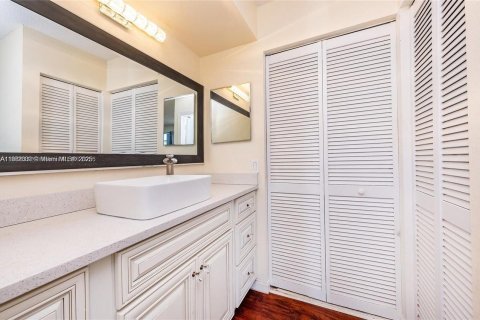 House in Cutler Bay, Florida 4 bedrooms, 187.66 sq.m. № 1954220 - photo 25