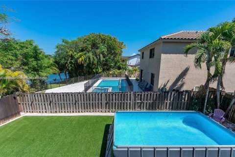 House in Cutler Bay, Florida 4 bedrooms, 187.66 sq.m. № 1954220 - photo 4