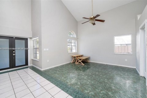 House in Cutler Bay, Florida 4 bedrooms, 187.66 sq.m. № 1954220 - photo 9