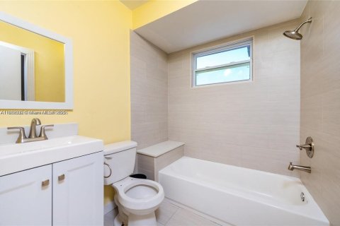 House in Cutler Bay, Florida 4 bedrooms, 187.66 sq.m. № 1954220 - photo 16