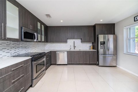 House in Cutler Bay, Florida 4 bedrooms, 187.66 sq.m. № 1954220 - photo 5