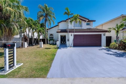 House in Cutler Bay, Florida 4 bedrooms, 187.66 sq.m. № 1954220 - photo 1