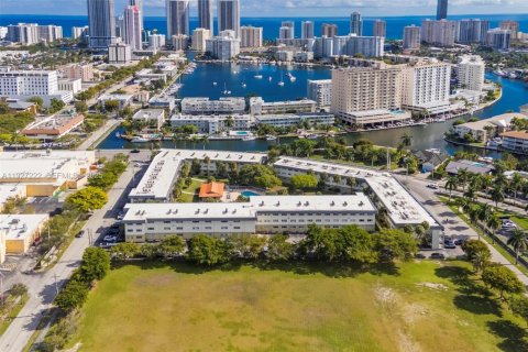 Condominio en venta en Hallandale Beach, Florida, 1 dormitorio, 65.03 m2 № 1985855 - foto 2