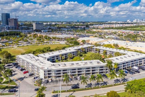 Condominio en venta en Hallandale Beach, Florida, 1 dormitorio, 65.03 m2 № 1985855 - foto 20