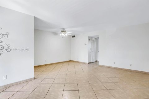 Condominio en venta en Hallandale Beach, Florida, 1 dormitorio, 65.03 m2 № 1985855 - foto 3