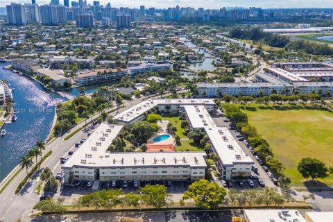 Condominio en venta en Hallandale Beach, Florida, 1 dormitorio, 65.03 m2 № 1985855 - foto 28
