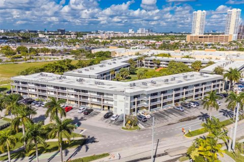 Condominio en venta en Hallandale Beach, Florida, 1 dormitorio, 65.03 m2 № 1985855 - foto 18