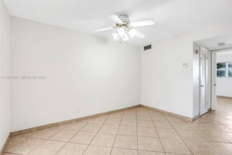 Condominio en venta en Hallandale Beach, Florida, 1 dormitorio, 65.03 m2 № 1985855 - foto 8