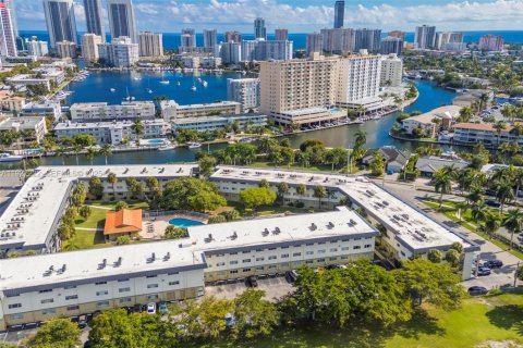 Condominio en venta en Hallandale Beach, Florida, 1 dormitorio, 65.03 m2 № 1985855 - foto 25