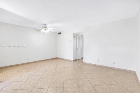 Condominio en venta en Hallandale Beach, Florida, 1 dormitorio, 65.03 m2 № 1985855 - foto 4