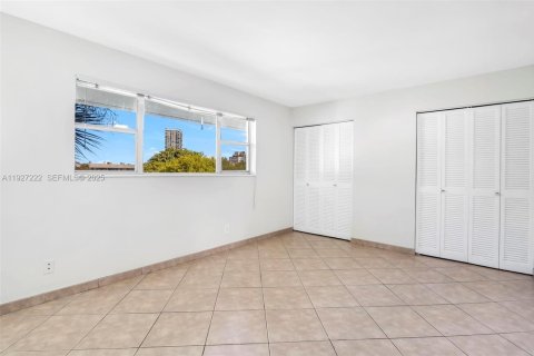 Condominio en venta en Hallandale Beach, Florida, 1 dormitorio, 65.03 m2 № 1985855 - foto 13