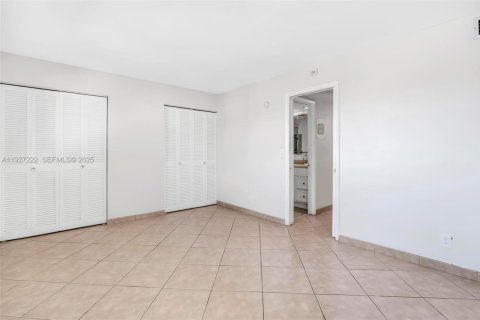Condominio en venta en Hallandale Beach, Florida, 1 dormitorio, 65.03 m2 № 1985855 - foto 15