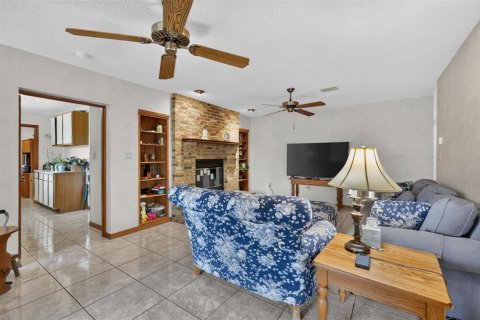 House in Tavares, Florida 4 bedrooms, 347.83 sq.m. № 2279914 - photo 25
