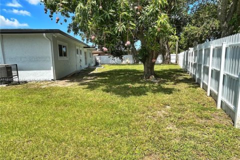 House in Miami Gardens, Florida 4 bedrooms, 132.85 sq.m. № 1857536 - photo 20