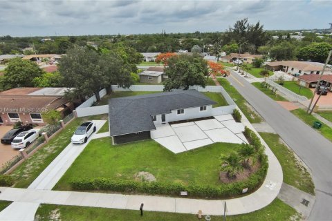 House in Miami Gardens, Florida 4 bedrooms, 132.85 sq.m. № 1857536 - photo 3