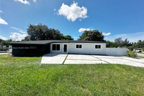 House in Miami Gardens, Florida 4 bedrooms, 132.85 sq.m. № 1857536 - photo 2