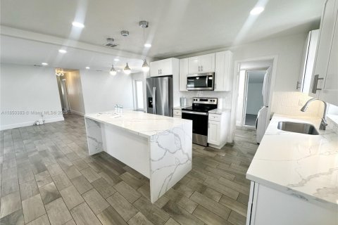 House in Miami Gardens, Florida 4 bedrooms, 132.85 sq.m. № 1857536 - photo 6