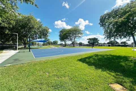 House in Miami Gardens, Florida 4 bedrooms, 132.85 sq.m. № 1857536 - photo 23