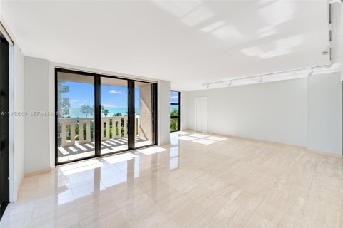 Снять в аренду кондоминиум в Ки-Бискейн, Флорида 3 спальни, 165.55м2, № 2023673 - фото 2