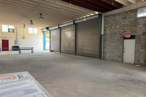 Propiedad comercial en venta en Miami, Florida № 1934401 - foto 12