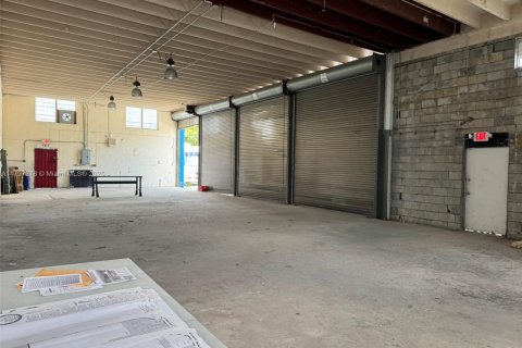 Propiedad comercial en venta en Miami, Florida № 1934401 - foto 11