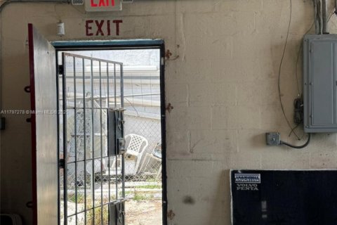 Propiedad comercial en venta en Miami, Florida № 1934401 - foto 7