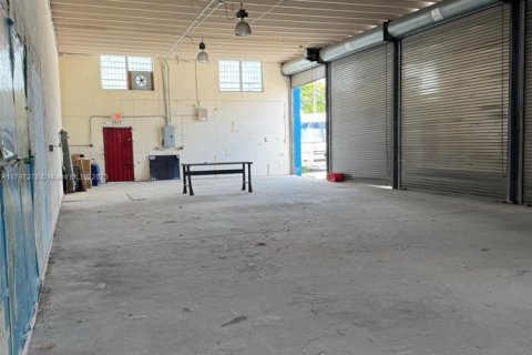 Propiedad comercial en venta en Miami, Florida № 1934401 - foto 10
