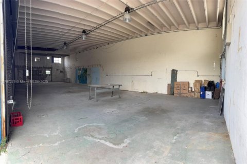 Propiedad comercial en venta en Miami, Florida № 1934401 - foto 14