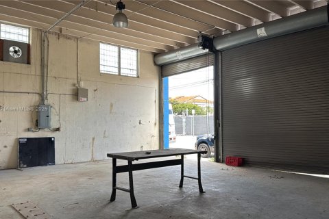 Propiedad comercial en venta en Miami, Florida № 1934401 - foto 5