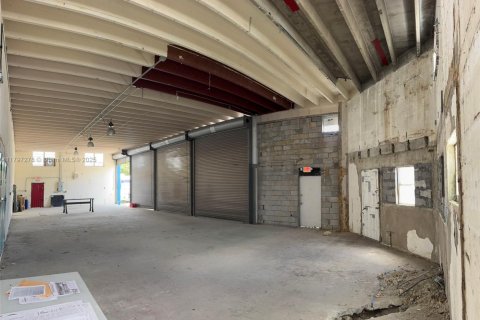 Propiedad comercial en venta en Miami, Florida № 1934401 - foto 13