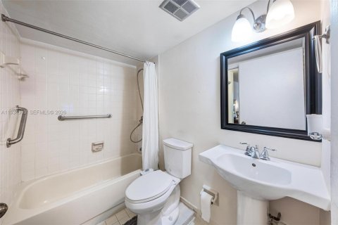 Купить кондоминиум в Майами, Флорида 2 спальни, 111.48м2, № 1996509 - фото 16