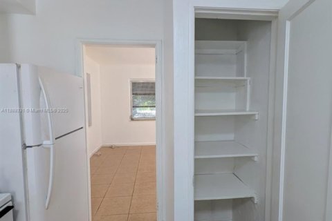 Villa ou maison à louer à Miami, Floride: 1 chambre, 57.6 m2 № 1941369 - photo 6