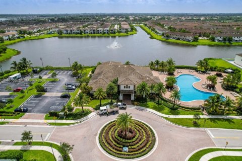 Villa ou maison à vendre à Hialeah, Floride: 3 chambres, 188.13 m2 № 2145912 - photo 3