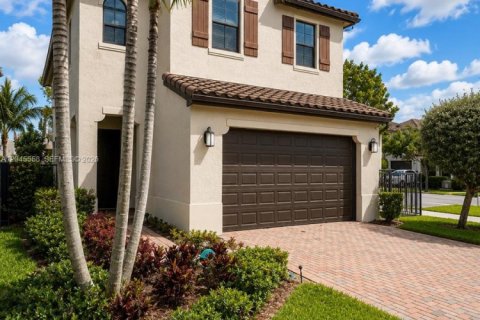 Villa ou maison à vendre à Hialeah, Floride: 3 chambres, 188.13 m2 № 2145912 - photo 2