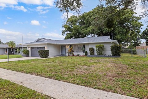 Villa ou maison à vendre à Clearwater, Floride: 2 chambres, 131.55 m2 № 2408125 - photo 2