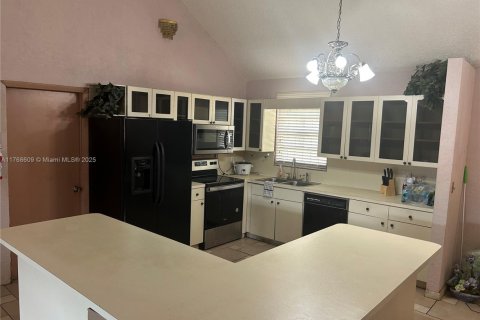 Villa ou maison à vendre à Hollywood, Floride: 2 chambres, 156.82 m2 № 1735599 - photo 12