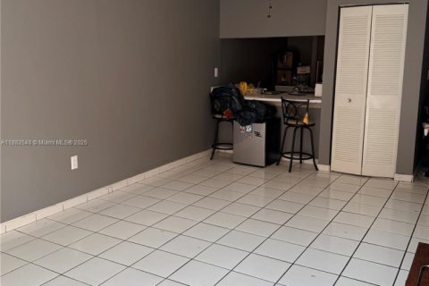 Condo in Hialeah, Florida, 1 bedroom  № 1929801 - photo 5