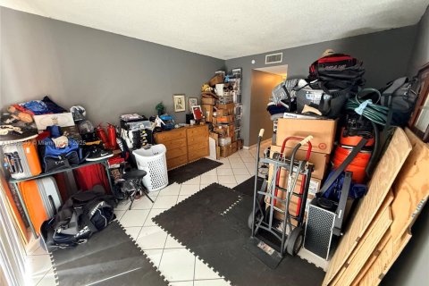 Condo in Hialeah, Florida, 1 bedroom  № 1929801 - photo 17