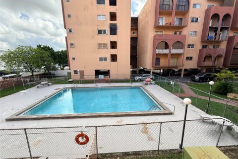 Condo in Hialeah, Florida, 1 bedroom  № 1929801 - photo 21